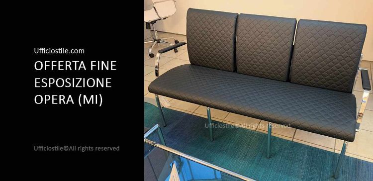 Panca attesa a tre posti con rivestimento CAT. V colore 355 e basamento in alluminio cromato, soluzione Made in Italy fine esposizione per reception, sale d’attesa e ambienti professionali.