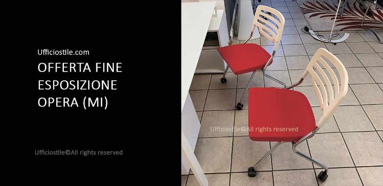 Coppia di sedute visitatore su ruote con seduta in tessuto pieghevole, soluzione Made in Italy fine esposizione per uffici, sale riunioni, aree formazione e spazi professionali.