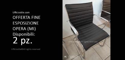 Coppia di poltrone visitatore a slitta con braccioli integrati, dimensioni compatte e produzione Made in Italy, ideale per uffici, sale riunioni, reception e aree attesa professionali.