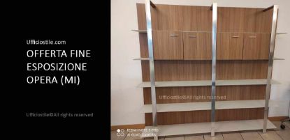 Libreria a parete fine esposizione con ripiani in vetro acidato e coppia di ante in melaminico finitura Olmo, dimensioni 235x36x219 cm, ideale per uffici direzionali, reception e spazi professionali.