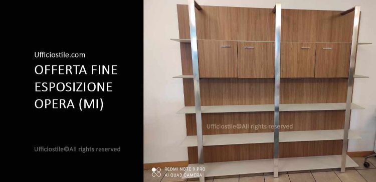 Libreria a parete fine esposizione con ripiani in vetro acidato e coppia di ante in melaminico finitura Olmo, dimensioni 235x36x219 cm, ideale per uffici direzionali, reception e spazi professionali.