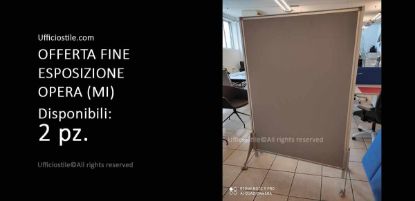 Pannello divisorio in tessuto su ruote, dimensioni 180x120 cm, soluzione Made in Italy fine esposizione per separare postazioni operative, aree riunione e spazi professionali.