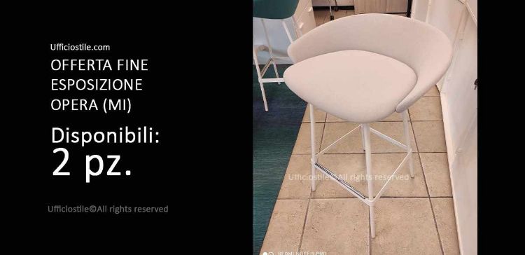 Sgabello h 75 con gambe verniciate bianche e seduta imbottita, dimensioni compatte e altezza complessiva 86 cm, soluzione Made in Italy fine esposizione per uffici, aree break e ambienti professionali.