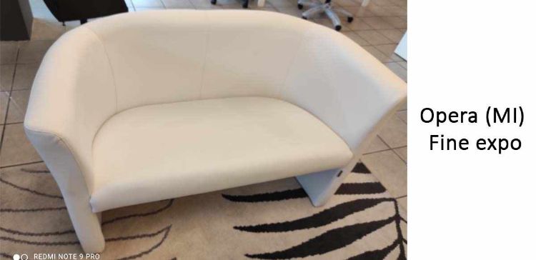 Divanetto attesa a due posti con rivestimento in similpelle bianca, struttura in legno, faesite e truciolare, imbottitura in poliuretano espanso, ideale per uffici, reception e sale d’attesa professionali.