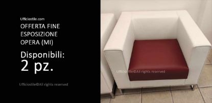 Poltrona imbottita bicolore con rivestimento in ecopelle e telaio a slitta in alluminio cromato, soluzione Made in Italy fine esposizione per uffici, sale attesa e ambienti professionali.