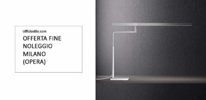 Lampada da tavolo LED in alluminio verniciato bianco con paralume in alluminio spazzolato anodizzato, diffusore microprismatico ad alta efficienza e comando touch dimmer, Made in Italy.
