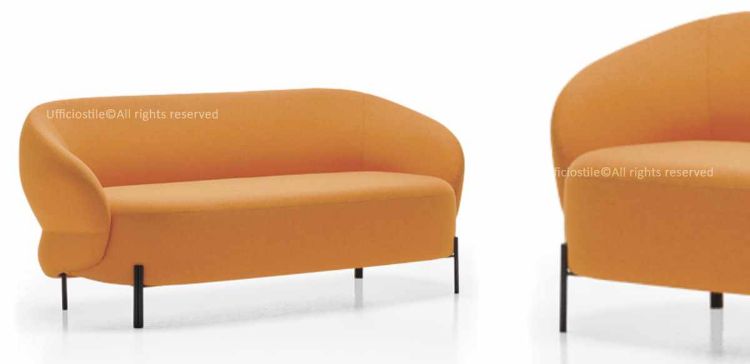 Divano Juke a 2 posti da 170 cm per aree attesa e lounge ufficio, con struttura a colonna in doppio tubolare metallico, piedini in plastica PE antigraffio neri, sedile e schienale imbottiti con resine espanse indeformabili a doppia densità e rivestimento in poliestere FR Trevira CS.