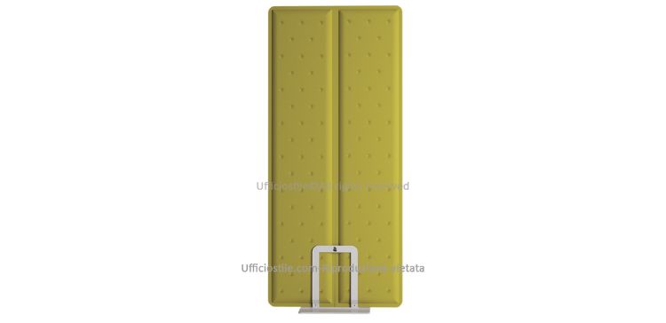 Pannello fonoassorbente freestanding doppio con larghezza 80 cm, rivestito in tessuto tecnico traspirante e ignifugo, dotato di struttura autoportante con base in acciaio verniciato a polveri, forma sottile e compatta con angoli raggiati e colori disponibili su richiesta per uffici open space, coworking, sale riunioni, reception e ambienti pubblici.