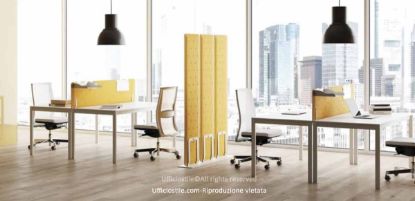 Postazioni operative modulari composte da quattro scrivanie singole da 140 x 60 cm con struttura a ponte in metallo verniciato, piani in pannelli di particelle legnose Classe E1 spessore 25 mm, due pannelli fonoassorbenti frontali e struttura freestanding con tre pannelli verticali orientabili alti 160 cm in materiale acustico riciclato rivestito in tessuto Trevira CS® ignifugo.