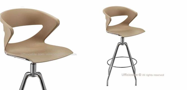 Sgabello girevole per ufficio, area break e spazi contract, con monoscocca in polipropilene stampato a iniezione anti-UV, spessore 7 mm, struttura girevole a quattro gambe in acciaio cromato Ø 20 × 2 mm e poggiapiedi circolare cromato integrato.