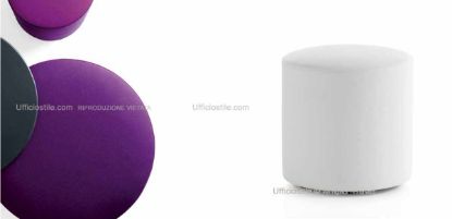 Pouff cilindrico per ufficio, aree attesa e zone relax, con struttura in multistrati e fibre di legno trattate, imbottitura in poliuretano espanso indeformabile, molleggio con cinghie elastiche, piedini in nylon nero e rivestimento in tessuto Trevira CS.
