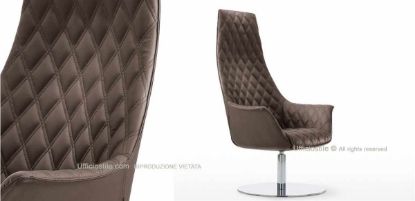 Poltrona lounge girevole Kim per ufficio, reception e aree direzionali, con rivestimento in ecopelle effetto rombi, base rotonda in acciaio inox, seduta avvolgente e rivestimento tecnico in P.V.C., cotone e poliuretano con certificazione di reazione al fuoco.