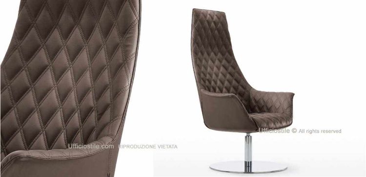 Poltrona lounge girevole Kim per ufficio, reception e aree direzionali, con rivestimento in ecopelle effetto rombi, base rotonda in acciaio inox, seduta avvolgente e rivestimento tecnico in P.V.C., cotone e poliuretano con certificazione di reazione al fuoco.