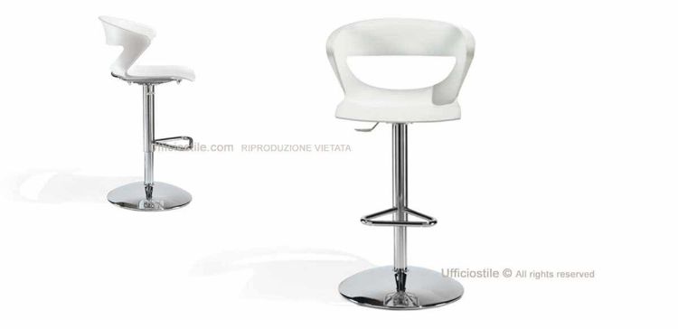 Sgabello girevole per ufficio, area break e spazi contract, con monoscocca in polipropilene stampato a iniezione anti-UV, spessore 7 mm, base tonda cromata Ø 480 mm, regolazione in altezza tramite gas alto e poggiapiedi in acciaio cromato