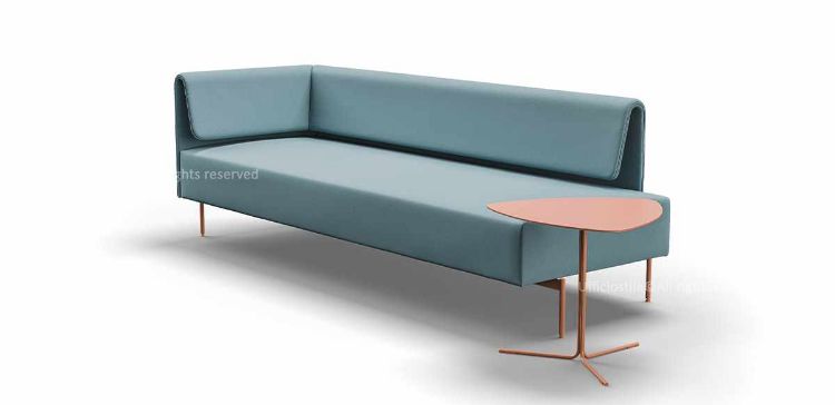 Divanetto penisola 3 posti per ufficio, aree attesa e lounge aziendali, con schienale liscio, struttura portante in acciaio verniciato arancio e rivestimento tecnico in P.V.C. plastificato e cotone con certificazione di reazione al fuoco del rivestimento