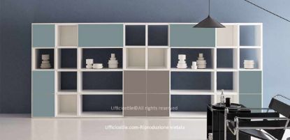 Libreria componibile per ufficio con ante push-pull e vani a giorno, struttura in conglomerato ligneo con rivestimento melaminico bianco, fianchi e ripiani da 38 mm, ante in diverse finiture melaminiche, bordi perimetrali in ABS e piedini livellatori regolabili dall’interno.