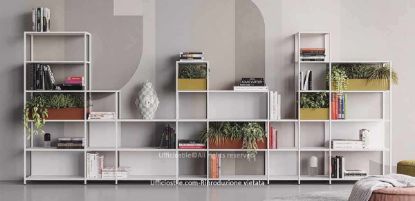 Libreria modulare a giorno per ufficio con struttura in tubolare d’acciaio verniciato, ripiani e schiene in lamiera piegata, contenitori metallici colorati e piedini livellatori in ABS nero, ideale per spazi operativi, direzionali e aree comuni.