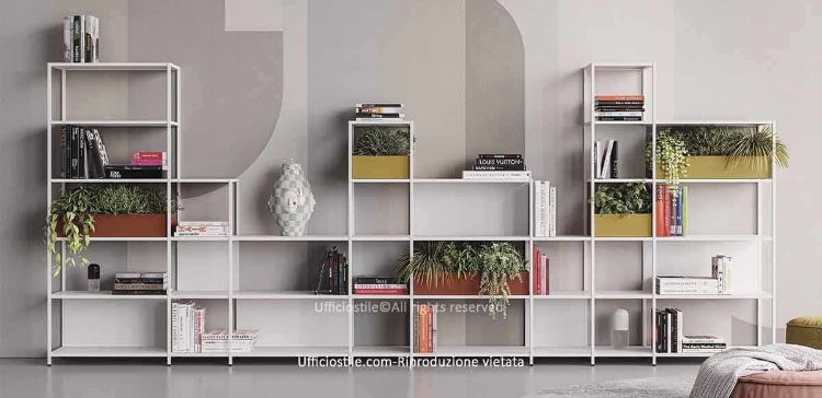Libreria modulare a giorno per ufficio con struttura in tubolare d’acciaio verniciato, ripiani e schiene in lamiera piegata, contenitori metallici colorati e piedini livellatori in ABS nero, ideale per spazi operativi, direzionali e aree comuni.