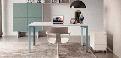 Composizione smart office con scrivania da 160 cm con piano in conglomerato ligneo spessore 38 mm rivestito in melaminico, gambe in lamiera piegata con piedini livellatori, cassettiera metallica su ruote con serratura centralizzata e sistema antiribaltamento, e modulo contenitore a quattro ante push-pull realizzato in melaminico o MDF nero opaco.