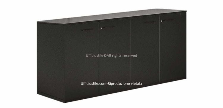 Contenitore basso per ufficio h 81 cm con 4 ante battenti, realizzato in truciolare nobilitato con resine melaminiche antiriflesso, fondo da 28 mm con funzione di zoccolo, bordi in ABS, piedini regolabili, cerniere in acciaio nichelato opaco e top di finitura incluso.