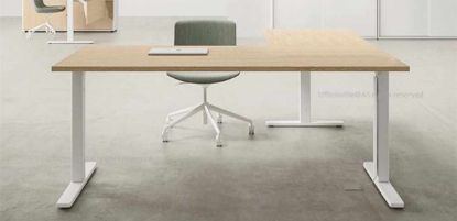 Scrivania da 180 x 145 cm con allungo laterale 80 x 65 cm, piano in conglomerato ligneo rivestito in melaminico, schermo frontale in tessuto, gamba metallica con fusto in tubolare d’acciaio, base e piastra in lamiera stampata, giunto e tappo in ABS cromato, supporti in ABS stampato e produzione Made in Italy.