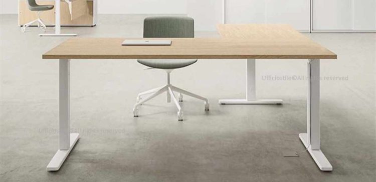 Scrivania da 180 x 145 cm con allungo laterale 80 x 65 cm, piano in conglomerato ligneo rivestito in melaminico, schermo frontale in tessuto, gamba metallica con fusto in tubolare d’acciaio, base e piastra in lamiera stampata, giunto e tappo in ABS cromato, supporti in ABS stampato e produzione Made in Italy.