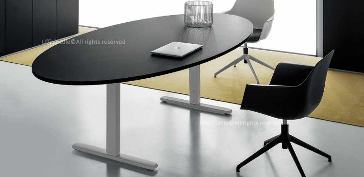 Tavolo riunioni ovale da 250 x 125 cm con piano in MDF spessore 25 mm rivestito in melaminico nero opaco, bordi perimetrali in ABS da 2 mm e gamba metallica centrale con fusto in tubolare d’acciaio, base e piastra superiore in lamiera stampata, giunto e tappi in ABS cromato.