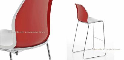 Sgabello fisso alto Malea per ufficio, aree break e spazi contract, con monoscocca bicolore in polipropilene, interno bianco, retroschienale lucido disponibile in diversi colori, struttura cromata a quattro gambe, poggiapiedi in acciaio cromato e piedini snodabili in acciaio.