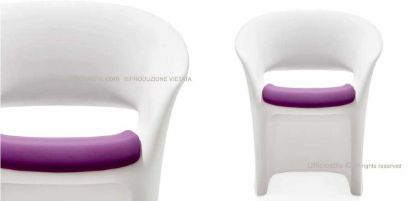 Seduta a pozzetto Mark in polietilene non poroso, realizzata mediante stampaggio rotazionale, adatta per ambienti interni ed esterni, con cuscino removibile e sfoderabile in tessuto ignifugo per aree attesa, lounge e spazi contract.