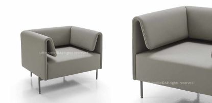 Poltrona lounge per ufficio, reception e aree attesa, con schienale liscio, braccioli imbottiti, seduta ampia e rivestimento tecnico in P.V.C., cotone e poliuretano con certificazione di reazione al fuoco.