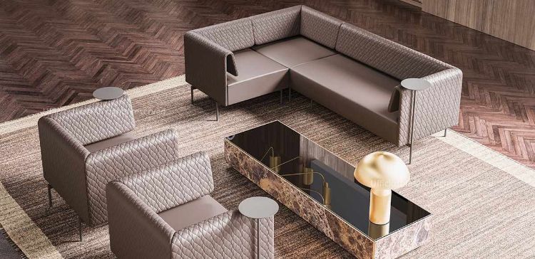 Composizione area lounge per ufficio con divano modulare a schienale trapuntato, due poltrone coordinate su struttura portante in acciaio verniciato e tavolini rotanti integrati. Soluzione adatta per reception, attesa e zone conversazione, con rivestimento tecnico in P.V.C. plastificato e cotone certificato per la reazione al fuoco del rivestimento.