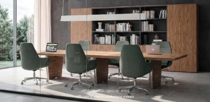 Tavolo riunioni modulare da 421 x 140 cm con piano in legno impiallacciato, tre fori con vaschette raccogli cavi, coperchi basculanti in alluminio estruso verniciato o brillantato rivestiti superiormente in cuoio rigenerato, spazzolini passacavi, gambe con telai in acciaio profilato spazzolato cromo e pannelli esterni in MDF impiallacciato removibili per la discesa dei cavi elettrici.
