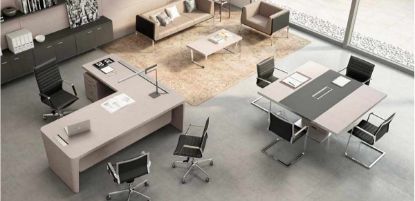 Ambientazione di arredo ufficio direzionale Linea 610 Ufficiostile in finitura olmo grigio, composta da scrivania angolare, tavolo riunioni e area attesa-conference coordinata, realizzata in MDF impiallacciato legno con inserti in cuoio rigenerato.