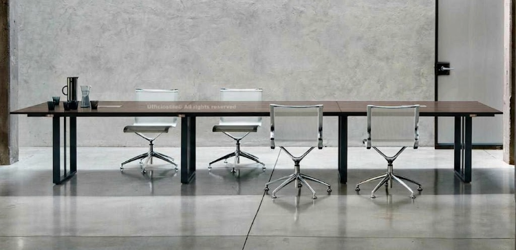 Tavolo riunioni da 420 x 120 cm con piano in melaminico realizzato in truciolare nobilitato antiriflesso spessore 28 mm, struttura metallica con piedini di regolazione in plastica con escursione di 10 mm e capacità per ospitare fino a 14 persone.