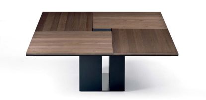 Tavolo riunioni quadrato Ono da 140 x 140 cm con piano in essenza di legno spessore 20 mm, sottopiano in melaminico spessore 38 mm, base centrale in MDF laccato nero o antracite, fori per salita cavi lungo il fusto e canalina interna diametro 80 mm per gestione cavi tramite sportello top access sul piano.