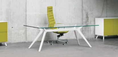 Scrivania design da 210 x 100 cm con piano in vetro temprato extrachiaro spessore 15 mm, struttura in legno verniciato bianco laccato opaco, materiali in legno massiccio di noce laccato in poliestere e produzione Made in Italy.