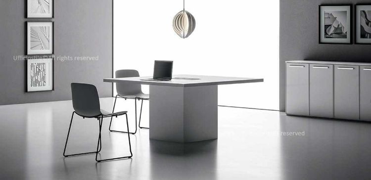 Tavolo riunione quadrato 140x140 cm con piano e basamento in melaminico spessore 38 mm, top-access da 44,5 cm e marsupio passacavi incluso, adatto per sale riunioni, meeting room e uffici professionali.