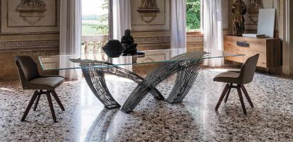Tavolo con piano in appoggio in cristallo spessore 15 mm, disponibile trasparente, extrachiaro trasparente o extrachiaro con bordi bisellati inversi, base in acciaio verniciato goffrato titanio, dimensioni 240 x 120 x 75 h cm per sale riunioni e uffici direzionali.