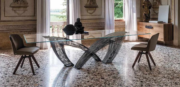 Tavolo con piano in appoggio in cristallo spessore 15 mm, disponibile trasparente, extrachiaro trasparente o extrachiaro con bordi bisellati inversi, base in acciaio verniciato goffrato titanio, dimensioni 240 x 120 x 75 h cm per sale riunioni e uffici direzionali.