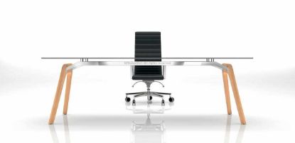 Scrivania direzionale design moderno con piano in vetro temperato trasparente spessore 12 mm, struttura in legno massello stondata, levigata e verniciata, piedino regolabile alla base e disponibilità anche in vetro fumè per uffici direzionali contemporanei.