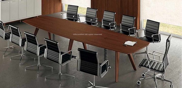 Tavolo riunioni da 360 cm in MDF impiallacciato Rovere tabacco, con piano a perimetro smussato predisposto per elettrificazione, struttura con gambe laterali e centrali in legno massello, passacavi sottopiano e fori integrati per il passaggio dei cavi elettrici.