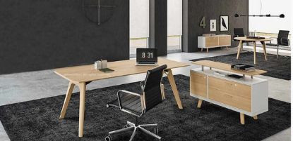 Scrivania design in Rovere naturale con piano in MDF impiallacciato spessore 30 mm, struttura a 4 gambe in legno coordinate al piano, piedini regolabili e mobile di servizio con anta, due cassetti con serratura, scocca e frontale in melaminico e top in legno massello.
