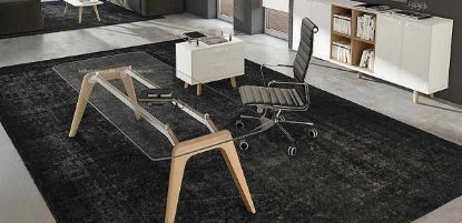 Scrivania direzionale design con piano in vetro temperato trasparente spessore 12 mm, struttura in legno massello con gambe stondate e piedini regolabili, abbinata a mobile di servizio con due cassetti con serratura e credenza contenitore con due coppie di ante e quattro vani a giorno.