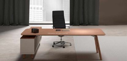 Scrivania a ponte in legno con piano impiallacciato e due gambe in massello stondate, levigate e verniciate a poro aperto, appoggiata su mobile di servizio portante con anta, due cassetti, top coordinato e sistema di gestione cavi ispezionabile per uffici direzionali.