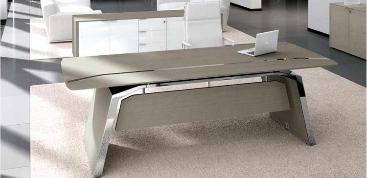 Scrivania presidenziale moderna per ufficio design con piano in MDF impiallacciato spessore 30 mm, modesty panel e pannelli di sostegno laterale disponibili nelle finiture rovere tabacco, rovere naturale, rovere laccato bianco, rovere grigio e rovere laccato nero.