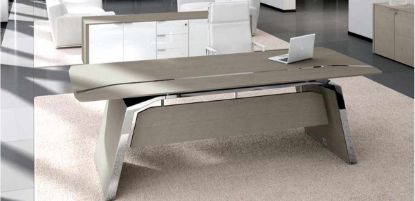 Composizione ufficio design con scrivania presidenziale moderna in MDF impiallacciato spessore 30 mm, modesty panel e credenza bassa coordinata con 4 ante senza serratura e 3 cassetti con serratura, disponibile in finiture rovere e colori laccati per uffici direzionali contemporanei.