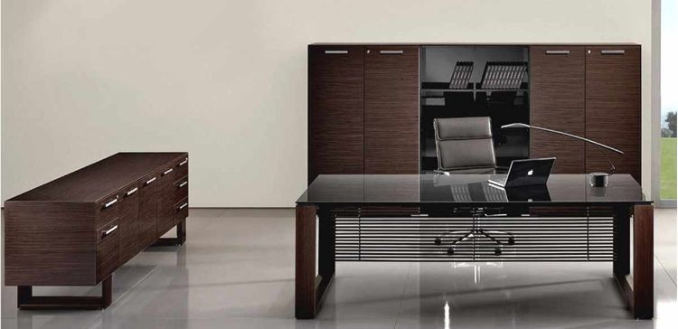 Scrivania direzionale di design con piano in vetro temperato spessore 12 mm, struttura delle gambe in legno massello e libreria alta coordinata con 4 ante legno con serratura e 2 ante vetro, completa di top e fianchi per uffici direzionali moderni.