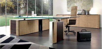 Composizione direzionale De Symetria con scrivania in cristallo extrachiaro trasparente spessore 15 mm e inserto in pelle, mobile di servizio portante con cassettiera a 3 cassetti e libreria a quattro ante con cassettiera centrale, realizzati in legno impiallacciato con frontali e dettagli rivestiti in pelle.