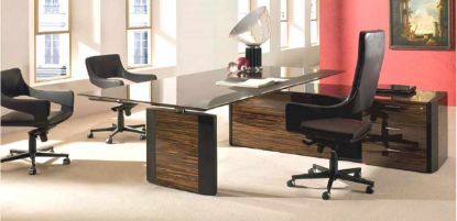 Scrivania direzionale De Symetria con piano in vetro extrachiaro e inserto in pelle, struttura con fianco impiallacciato e bordi rivestiti in pelle, abbinata a mobile di servizio portante in legno impiallacciato con cassettiera a 3 cassetti e ante esterne.