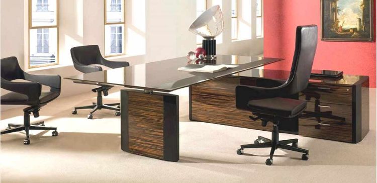 Scrivania direzionale De Symetria con piano in vetro extrachiaro e inserto in pelle, struttura con fianco impiallacciato e bordi rivestiti in pelle, abbinata a mobile di servizio portante in legno impiallacciato con cassettiera a 3 cassetti e ante esterne.